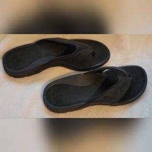 The Walking Company Women's Black Leather Thong Sandals. Size 11